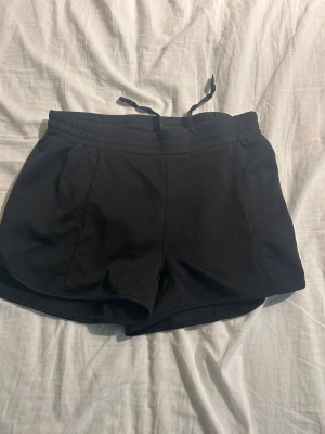 Svarta träningsshorts  - Ett par svarta träningsshorts stadium med elastisk midja och snörning     Storlek 158-164, så kanske S    Väldigt lite använda       Väldigt fina ❤️❤️❤️