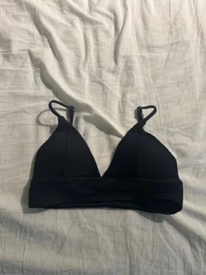 Svart bikini överdel - En svart bralette med ribbad struktur och smala, tvinnade axelband. Väldigt fin 😍😍😍