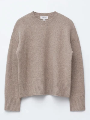 Beige stickad tröja från other storys - Mjuk beige stickad tröja från other storys med rund halsringning och ribbade muddar vid ärmslut och nederkant. Tröjan har en avslappnad passform och är tillverkad i en ullblandning som känns lyxig och varm.