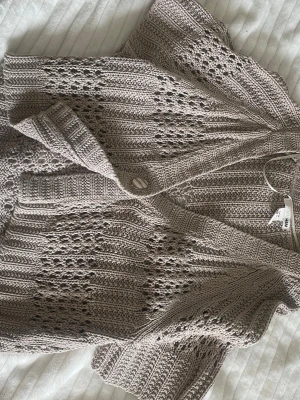 Beige kortärmad kofta  - Säljer denna supersöta stickade koftan från H&M, bara att höra av sig vid frågor 💗💗 
