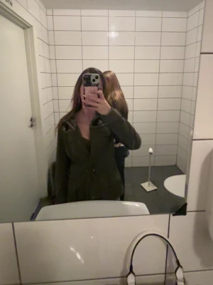 Olivgrön kappa med mönstrade axlar - Ursnygg grön vårjacka, älskar detaljerna och hur den ser ut men börjar växa ur den. Tar jätte gärna emot prisförslag lägre och högre 😉