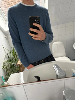 *Helt Ny* 100% Cashmere Uniqlo Stickad Tröja - Tja! Säljer en helt ny uniqlo tröja i 100% cashmere. Helt ny, tags avklippta. Regularfit passform och storlek S. Nypris 1299kr. Hör av dig vid minsta fundering!