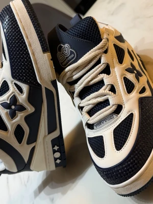 Skor   - Blå vita skor i storlek 44 använd ett par gånger men ingår även dustbag och kvitto 