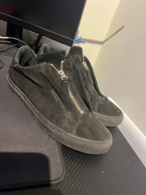 Axelarigato Zip - Ett par skit snygga axel arigato skor med Zip som inte görs längre, har använt de lite så det finns tecken på användning men helhets intrycket är de samman! ☺️