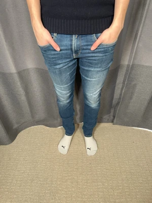 REPLAY ANBASS JEANS - Tja!| Säljer detta snygga paret jeans från Replay!| Modell: Anbass!| Mycket gott skick, dock litet hål vid knät-se sista bild, annars fint skick!| Kontakta mig vid minsta fråga!| Pris kan alltid diskuteras!| //Nils