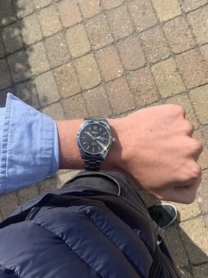 Svart och silver klocka från Doventi  - Stilren klocka från Doventi med svart urtavla och datumvisning. Klockan har en klassisk rund form och ett armband i silverfärgad metall. Perfekt för dig som gillar en tidlös och clean look.