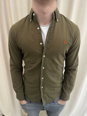 Skjorta från Ralph Lauren - Riktigt snygg skjorta från Ralph Lauren i riktigt bra skick. Strl S, personen på bilden är 184 cm lång. Skicka gärna prisförslag. Kika in min profil för mer schyssta plagg