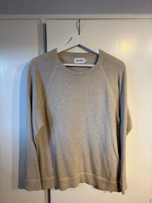 Beige sweatshirt från East West - En stilren beige sweatshirt från East West.         Skick: 9/10. Stolek: S/XS. Pris: 299. Bara att fråga ifall det är något!