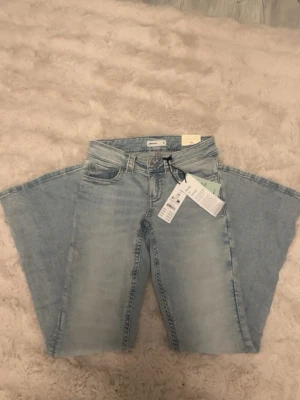 Ljusblå bootcut jeans från Gina tricot  - Säljet ett par helt nya byxor från Grina tricot. De är i storlek 34 och de är jättefina! 
