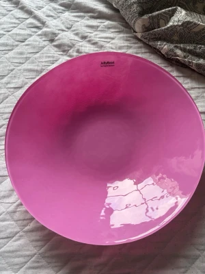Rosa skål från JellyBean (Cervera) - Stor rund skål i blankt rosa material från JellyBean. Perfekt till snacks, sallad eller som dekoration. Skålen har en enkel och modern design med slät yta och djup form.