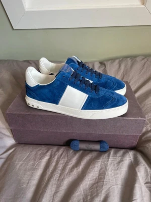 Valentino Garavani Flycrew Sneakers Strl 43 - Valentino Garavani Flycrews i strlk 43. Skick 9/10,  minimalt använda och utan synliga defekter. Dustbag och äkthetscertifikat medföljer. Denna modell är utgången och tillverkas inte längre, vilket gör dem svåra att hitta i nyskick. Nypris ca 6 000–8 000 kr. Säljer tyvärr pga behov av pengar, annars hade de stannat kvar. Passa på.​​​​​​​​​​​​​​​​