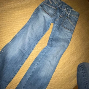 Diesel jeans  - Diesel jeans med så snygga detaljer som tyvärr var för stora för mig. W25 L32, midjan: ca 34cm tvärsöver, Innerbenslängd: ca 74cm,  Höjd på grenen: ca 21cm, Hela byx längden: ca 103cm❤️