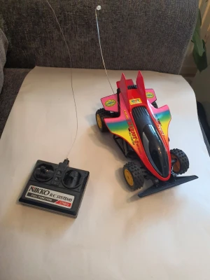 Radiostyrd bil - Nikko Chariot 2 Radio Control Bil radiostyrd Säljer en Nikko Chariot 2 radiostyrd bil. Denna klassiska leksak kommer med originalförpackning och fjärrkontroll.   #radiostyrd #radiostyrdbil #antik #racer #race #bil #snabb #fart #fartfylld #lek #skoj #barnleksaker #barnleksak