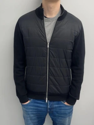 Massimo dutti hybrid cardigan  - Väldigt fint skick, inga defekter | modellen är 185 cm lång och väger ca 78 kg.