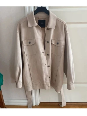 Kappa - Kappa från zara som aldrig är använd. Knyt skärp i midjan. Perfekt nu till våren🌸