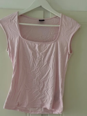 Ljusrosa ärmlös topp - Säljer denna topp då den bara legat i garderoben. Max använt 2 gånger. 