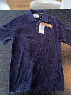 Marinblå pikétröja från Jack & Jones - Säljer nu min helt oanvända jack&jones tröja. Det är väldigt skön och snygg. Riktigt fin till sommaren. Tveka inte att skriva om du har några frågor!