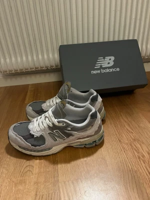 Grå New Balance 2002R sneakers - Mycket bra skick, bara använda några gånger, box medföljer, priset kan diskuteras 
