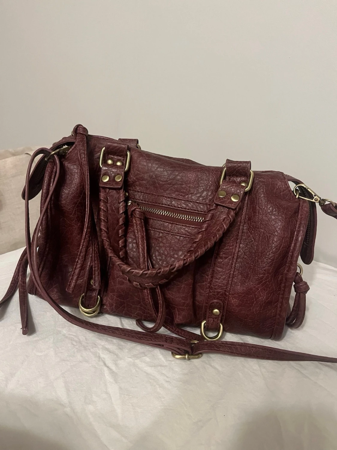 Populär Vinröd handväska från bershka 