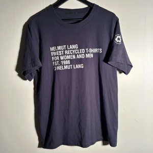 Helmut lang T-shirt - Vid köp av fler produkter erbjuds bättre pris. Skriv vid ytterligare frågor eller funderingar🤝 Storlek: L. Mått: Längd 73 cm. Bredd 51 cm.