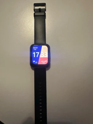 Svart noise smartklocka  - Säljer nu farsans fina smartklocka, märket på den heter noise, fullt fungerande o allt är som de ska med den, den har olika funktioner som man ser bilderna och den har andra funktioner som ja inte kunde få me men visar det gärna för kunden, den har bara lite små repor vilket inte påverkar den så mycket, har dock inte laddare till den, skriv för intresse 