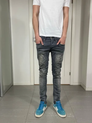 Dondup George Jeans - Säljer nu dessa Dondup George Jeans med snygga slitningar och tvätt i populär design, skriv för fler bilder/frågor🙌🏼