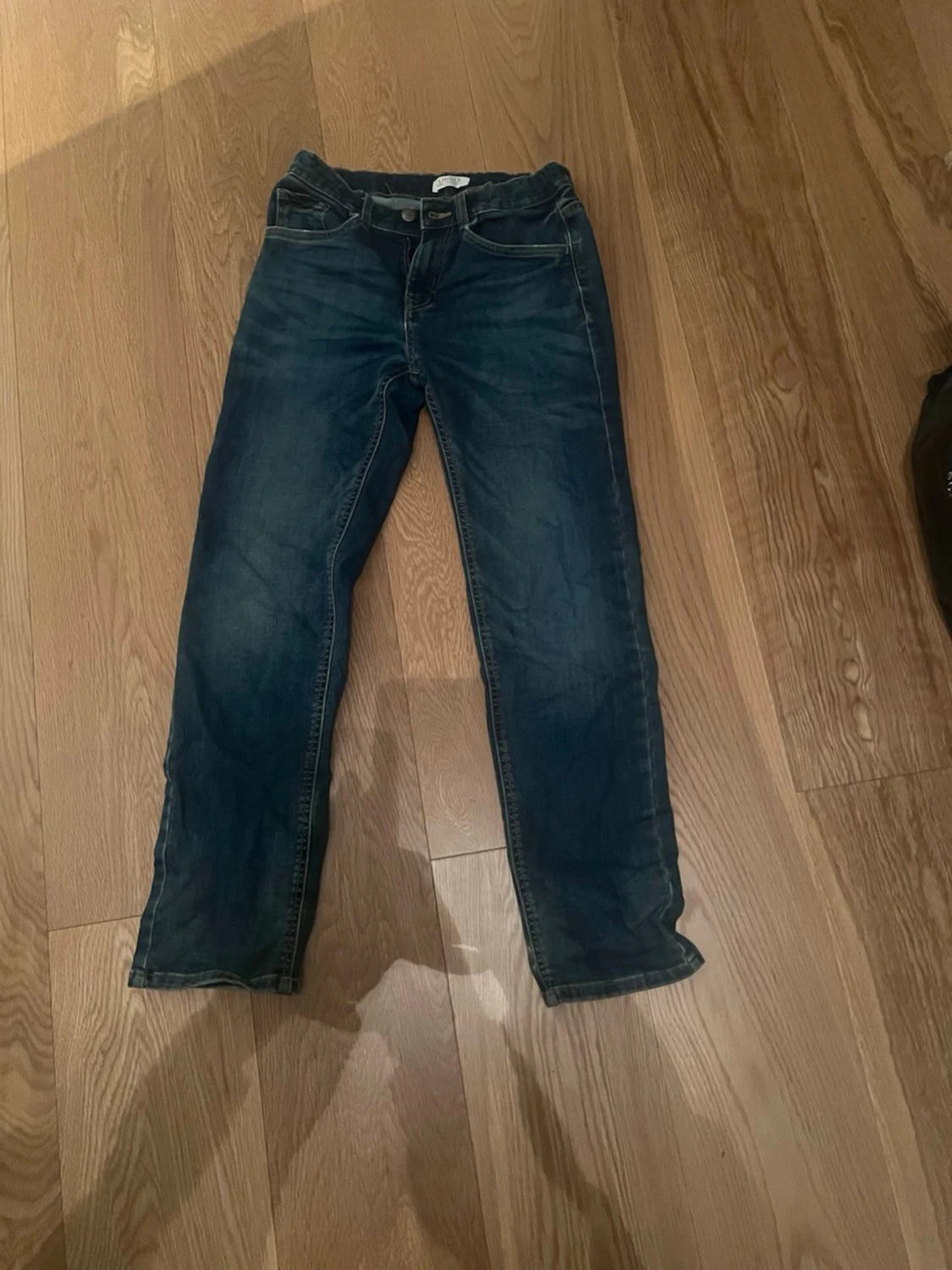 Mörkblå raka jeans