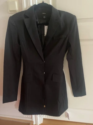 Kavaj/klänning - Aldrig använd. Alla lappar sitter kvar