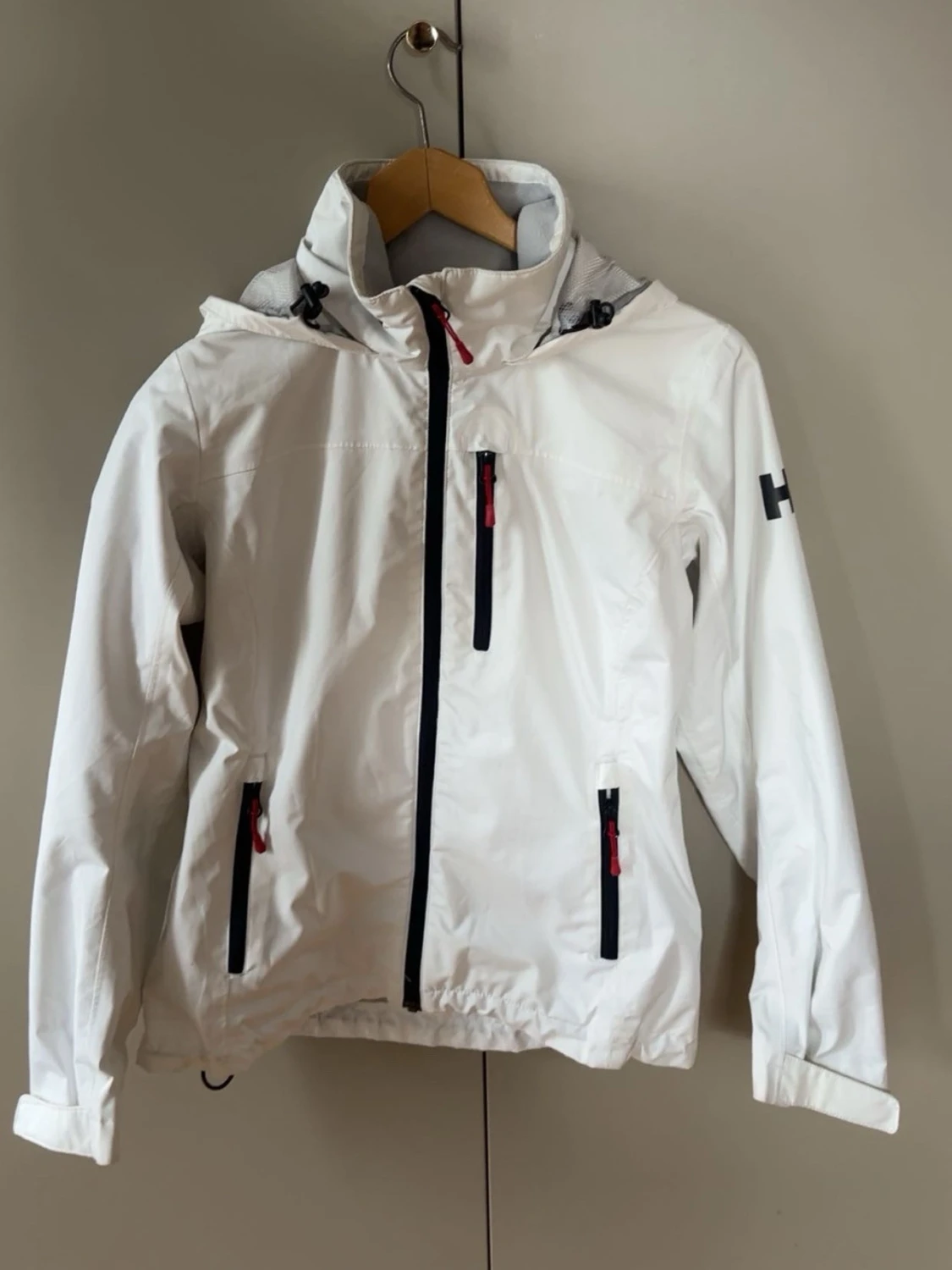 Vit vindjacka från Helly Hansen