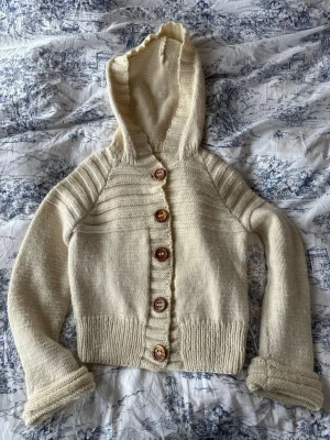 handstickad kofta - vet inte exakt material men det är en blandning av ull:)