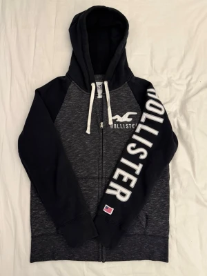 Hollister zip hoodie - Hollister zip hoodie - storlek xs - skick 8/10 - fler frågor? Kontakta mig