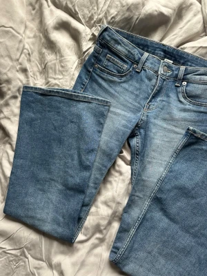 Lågmidjade bootcut jeans - Jeans ifrån Hm! Jätte snygga men tyvärr så är de för små för mig❣️❣️ Använda få gånger