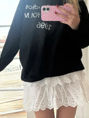 Vit volangkjol - Supersöt vit kortkjol med volanger och broderade spetsdetaljer. Kjolen har elastisk midja och ett blommigt hålmönster❣️❣️