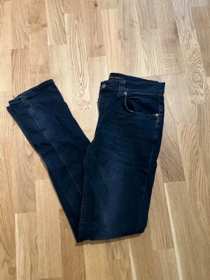 Nudie Jeans - W32/L34 - Mörkblå nudie jeans för män. Modellen är Thin finn, väldigt bekväma och skönt material. Storlek Waist 32 / Lenght 34. Nyskick, inga skador/slitage. Hör av dig vid intresse/frågor. PRIS KAN DISKUTERAS!