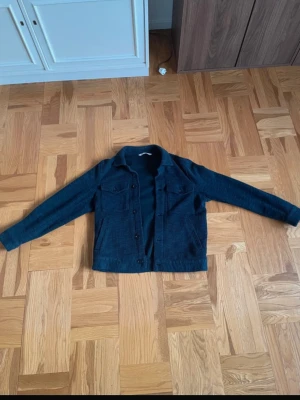 Stickad overshirt  - Säljer min snygga overshirt. Mycket bra skick hör av er vid frågor. 