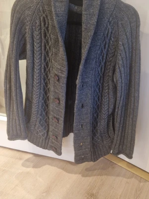 Grå cardigan från GANT - En go cardigan från gant gött för lager på lager osv,  storlek S passar dock även om du har M. 