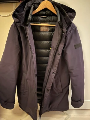 Hetrego dunjacka  - Dunjacka från hetrego i bra skick förutom att dragkedjan är trasig (går inte att stänga dragkedjan) men knapparna fungerar grymt! Lite smutsig på insidan vid nacken. Se bilder! Storlek 50/L