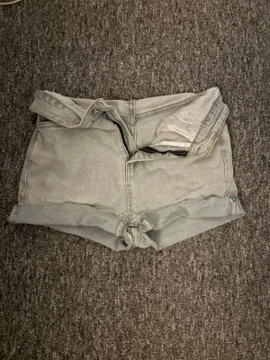 Ljusblå jeans shorts  - Säljer ett par jeans shorts som jag har klippt själv då de är för tajta för mig 