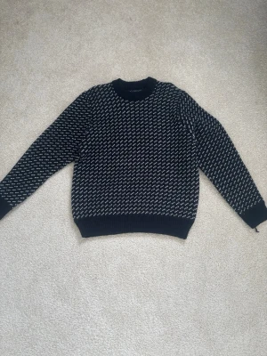 Vailent stickad tröja  - En svart stickad tröja med vita sträck från Vailent i storlek S. Inte kommit till användning därför som helt ny.