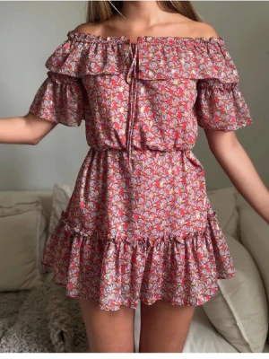 Blommig off shoulder klänning - Supersöt off shoulder klänning!! 💝💝 