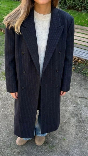 Weekday Logan Marinblå Pinstripe Kappa - Helt slutsåld och super trendig dubbelknäppt kappa från Weekday💙 