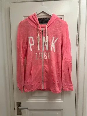 Rosa hoodie från Victoria's Secret - Tunn hoodie från Victoria’s Secret Pink kollektion. Storlek XS men passar även S. Lågt pris då den är lite nopprig och tyvärr fick ett hack på baksidan (se sista bilden), längst ner på kanten när min noppborttagare fastna i tyget. 