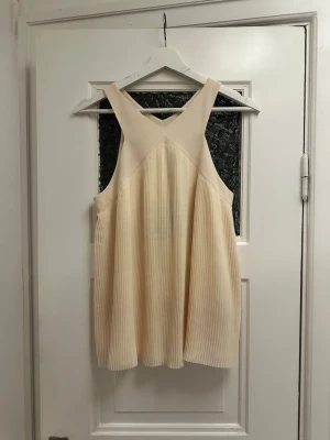 Topp från Massimo Dutti - Snygg cremevit topp med prislapp kvar från Massimo Dutti. Nypris cirka 425 kr. 