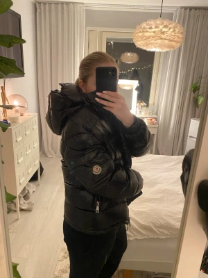 Moncler jacka - jag säljer moncler jackan då jag inte använder den så ofta längre, jättefin och mycket bra skick! använd en säsong och inga defekter. medföljer ”påsen” jag fick då jag köpte den. storlek 0, passar en xs och s möjligtvis en m. skriv för fler bilder eller funderingar 