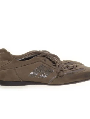 Bruna sneakers från Hogan i mocka - Snygga bruna låga sneakers från Hogan i mjuk mocka med snörning och dekorativa detaljer på sidan i form av glittrande stenar. Skorna har en tunn sula och en stilren, sportig look som passar perfekt till streetwear. Använd några gånger förra sommaren, tvättade. 