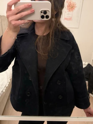 DeignBySi kappa - Ser nästan svart ut men är mörkblå🩷