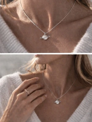 Saturnushalsband i rostfritt stål  - Snyggt halsband i rostfritt stål. Halsbandet har en cool planetberlocker med en ring runt, inspirerade av Saturnus. Perfekt för dig som gillar rymdtema och vill ha något unikt och stilrent i silverfärg. Kedjans längd är 45 cm och hänget ca 1,5 x 2,4 cm.