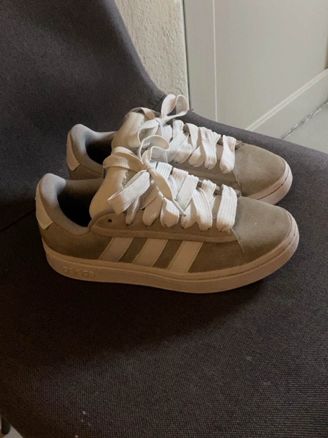 Beige Adidas sneakers med vita detaljer