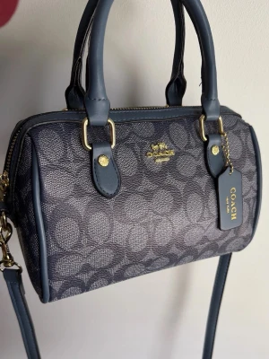 Väska  - Snygg handväska . Helt ny aldrig använd skick 10/10. Pris kan diskuteras 