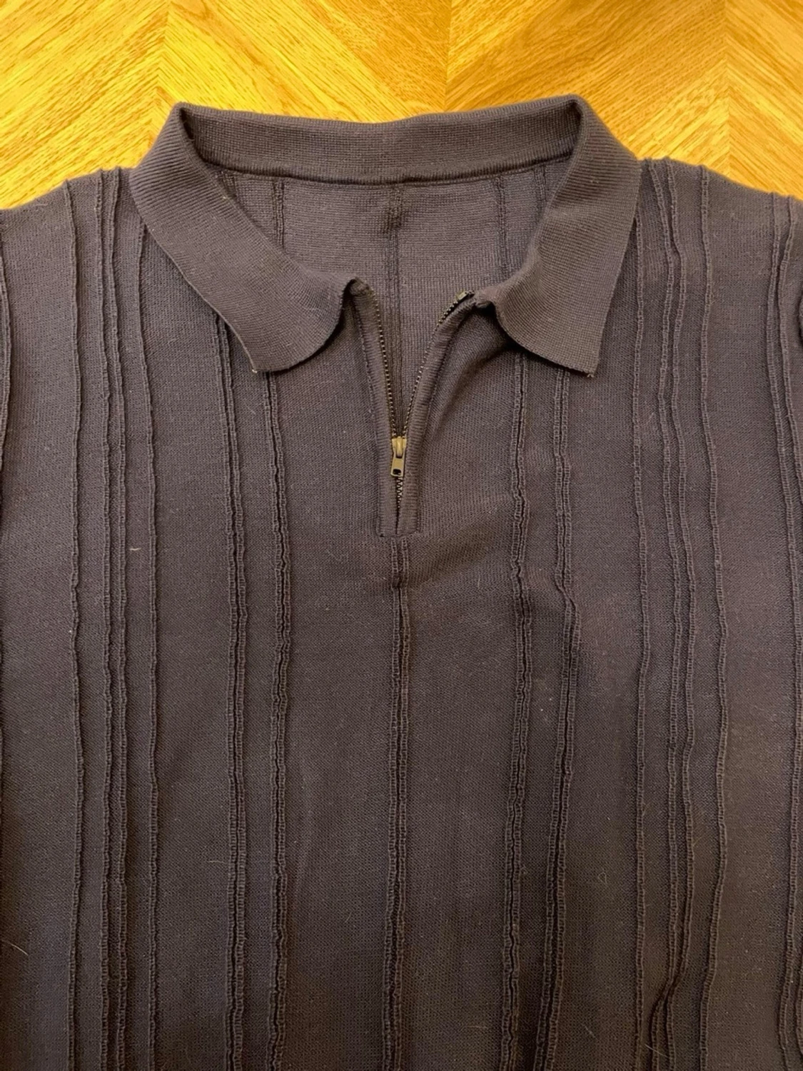 Mörkblå stickad pikétröja - 1